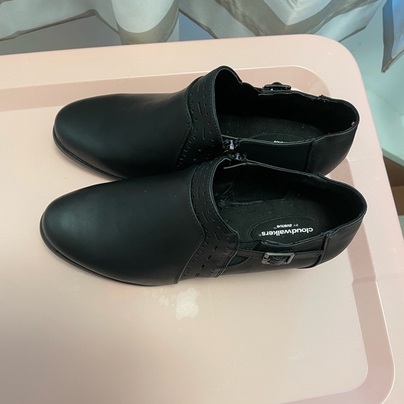 Black shoes.  Size 11.  Cloud Walkers by Avenue. - Picture 5 of 5
